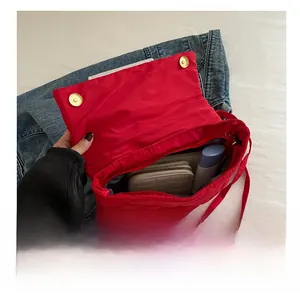Vue intérieure du sac bandoulière rouge matelassé avec double fermeture magnétique et grand volume