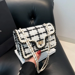 Borsa a tracolla classica in tweed a scacchi bianco e nero con catena dorata e chiusura