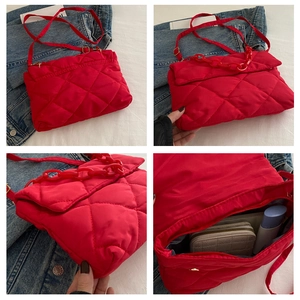 Détails du sac bandoulière rouge matelassé avec chaîne acrylique et grand compartiment