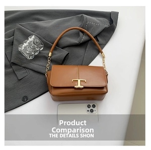 Vue détaillée du sac à rabat en cuir marron avec boucle métallique dorée en forme de T
