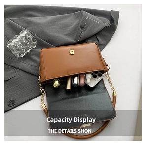 Détails de l'intérieur d'un sac en cuir marron montrant sa capacité de rangement quotidien