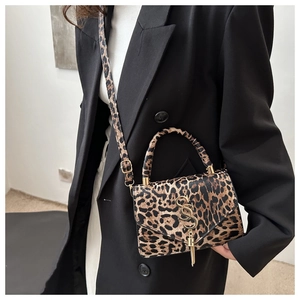Détail du sac léopard avec logo S doré, gland et bandoulière amovible pour femme