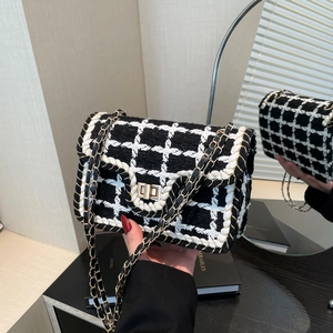 Borsa a tracolla in tweed a scacchi bianco e nero con catena d'oro e fibbia metallica