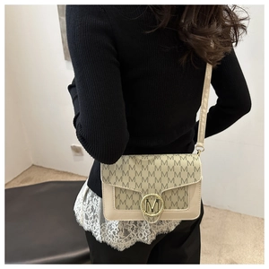Borsa a tracolla beige con stampa monogramma e fibbia in metallo dorato logo M