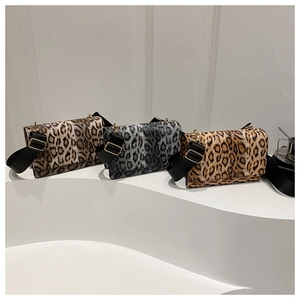 Drei Umhängetaschen mit Leopardenmuster in Braun, Grau und Beige und breitem Gurt