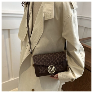 Borsa a tracolla retrò marrone con logo M dorato e motivo monogramma di lusso