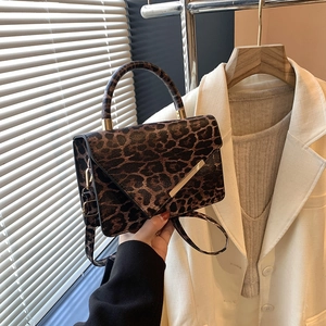 Sac bandoulière tendance à motif léopard avec bordure dorée et similicuir texturé