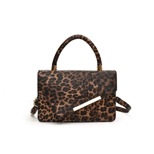 Sac à main tendance à imprimé léopard avec barre dorée et bandoulière assortie