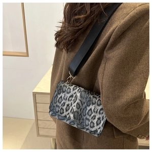 Leoparden-Umhängetasche mit breitem Gurt getragen über einem braunen Blazer
