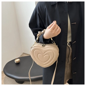 Beige herzförmige Umhängetasche mit gesteppter Textur und gerafftem Griff für Damen