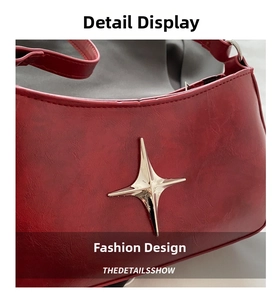 Détail du sac hobo rouge montrant la texture cuir grainé et la boucle étoile argentée