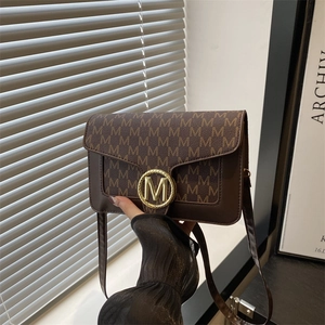 Petit sac carré marron rétro à imprimé lettres avec boucle métallique M dorée
