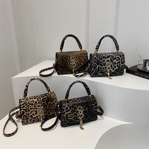 Sac À Épaule Imprimé Léopard Main En Cuir PU Avec Gland Doré Logo Métallique Sac Bandoulière Carré Pour Femmes
