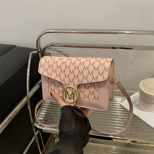 Sac à bandoulière rose avec imprimé monogramme et boucle dorée, style moderne