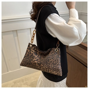 Sac bandoulière chic à motif léopard avec chaîne ambre et finition en similicuir