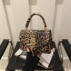 Sac à bandoulière léopard tendance avec logo S doré et pompon décoratif élégant