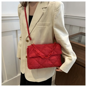 Vue détaillée du sac à bandoulière matelassé rouge avec chaîne et rabat chic