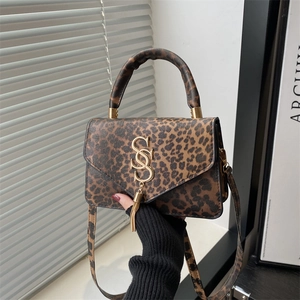 Petit sac carré à bandoulière motif léopard tendance avec logo doré et pompon