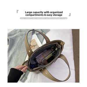 Vue de dessus du sac cabas beige montrant l'intérieur rayé pour cosmétiques et accessoires