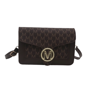 Borsa a tracolla marrone in pelle PU con monogramma e fibbia dorata su sfondo bianco
