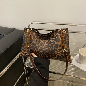 Sac à épaule léopard élégant avec chaîne acrylique ambre et bandoulière en cuir brun