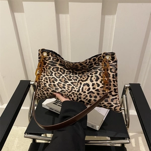 Sac sous le bras à imprimé léopard avec chaîne en acrylique ambré et bandoulière