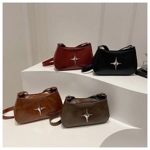 Détail de sacs à bandoulière rétro en cuir ciré en quatre couleurs avec étoiles