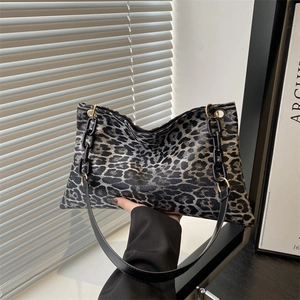 Modern Leopard Print Large Capacity PU Leather Tote Bag Fashion Trendy Shoulder Underarm Bag With Acrylic Chain Decor Daily Purse