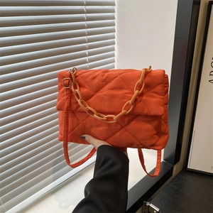 Borsa a spalla trapuntata arancione brillante con catena in acrilico e tracolla