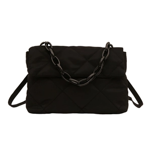 Sac bandoulière en nylon noir matelassé avec surpiqûres et chaîne épaisse
