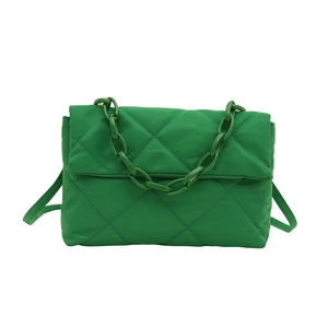 Sac à bandoulière matelassé vert avec bandoulière chaîne et rabat sur fond blanc