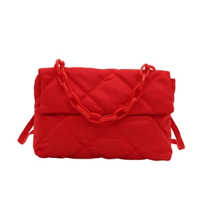 Borsa a tracolla trapuntata rossa in cotone spaziale con grande catena acrilica