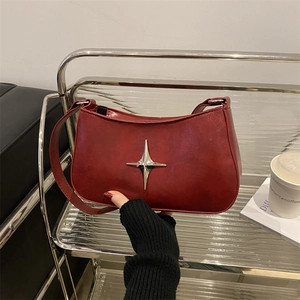 Sac sous le bras rouge foncé minimaliste avec étoile argentée et texture cuir lisse