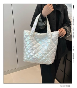Vista dettagliata della grande borsa tote laser argento con motivo trapuntato