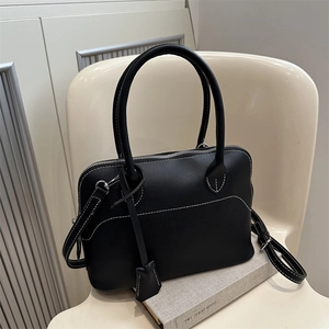 Borsa a mano nera classica con cuciture bianche a contrasto e tracolla regolabile