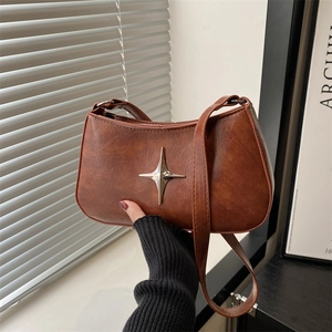 Sac à bandoulière vintage en cuir huilé marron avec boucle étoile argentée chic et mode