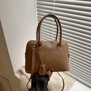 Borsa tote minimalista in ecopelle marrone con cuciture a contrasto bianche e manici