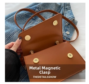 Gros plan d'un sac à main marron avec double fermeture à bouton pression magnétique doré