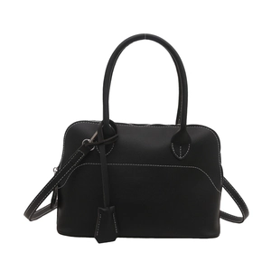 Borsa a mano minimalista nera con cuciture bianche a contrasto e doppi manici