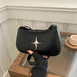 Sac bandoulière en cuir noir rétro avec boucle étoile argentée en mode de vie