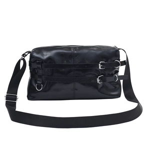 Schwarze glänzende PU-Schultertasche mit Industrieschnallen und verstellbarem breitem Gurt