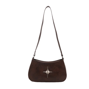 Sac à bandoulière marron foncé en cuir huilé rétro avec emblème étoile argenté