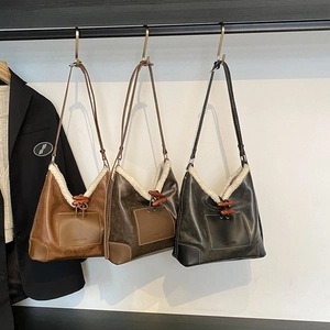 Retro Women Shoulder Bag PU Leather With Faux Lamb Wool Trim Vintage Large Capacity Bucket Tote Wood Toggle Button Winter