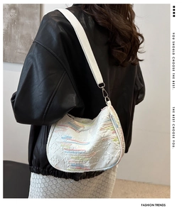 Détail du sac croissant blanc avec broderie ondulée colorée et bandoulière large