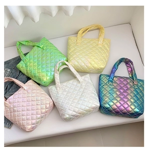 Detailansicht der irisierenden Stepp-Tote-Bags in fünf Farben mit Rautensteppung-Design