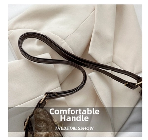 Dettaglio borsa tote in ecopelliccia marrone con tracolla regolabile in pelle e oro