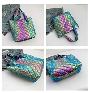 Mehrere Ansichten einer holografischen Laser-Shopper-Tasche mit Rautensteppung