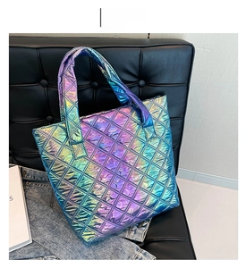Dettaglio della borsa tote trapuntata laser multicolore con cuciture a rombi