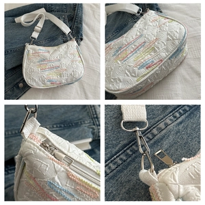 Vues détaillées du sac sous le bras matelassé blanc avec broderie et boucles argentées