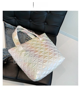 Dettaglio della borsa tote trapuntata bianca con finitura laser olografica e rombi